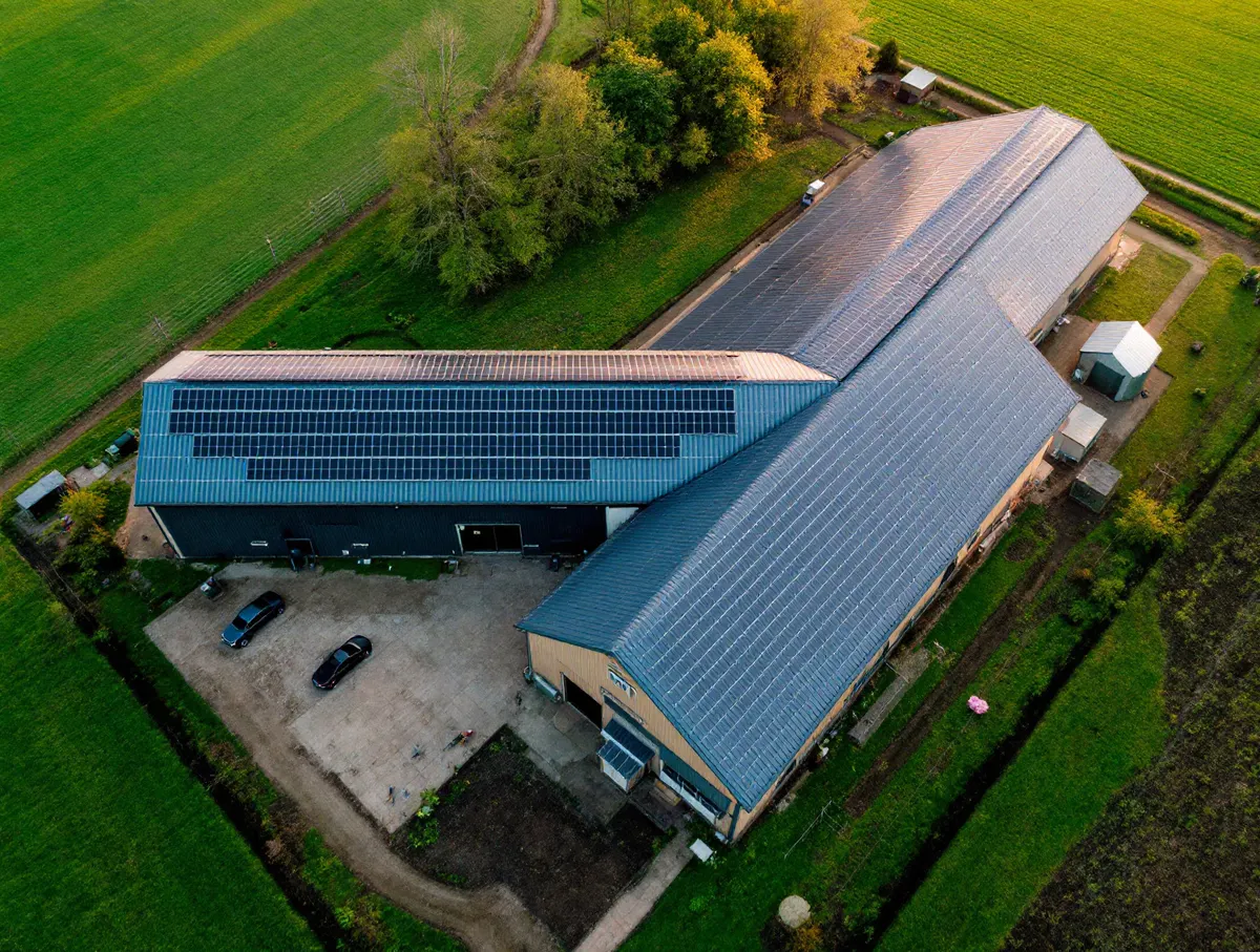 Gospodarstwo rolne z instalacją fotowoltaiczną na dachu stodoły