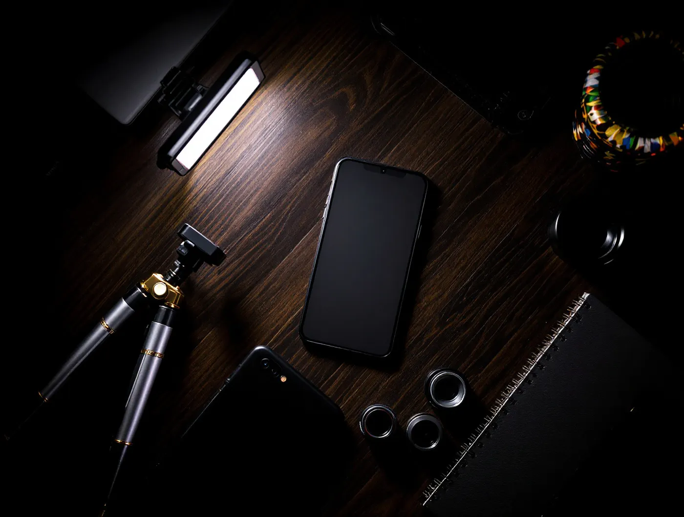 Zestaw: telefon, lampa LED, mikrofon krawatowy, obiektywy i statyw