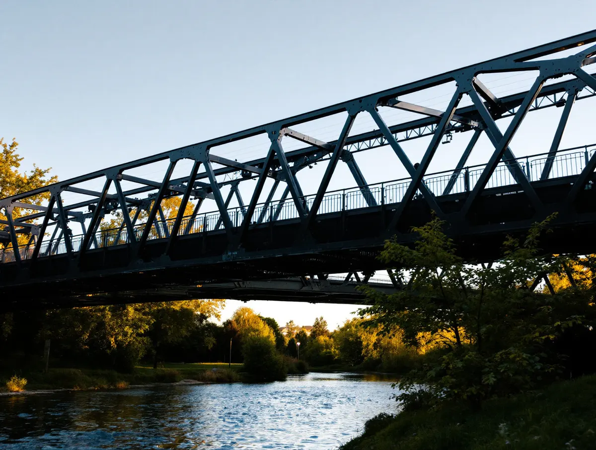 Stalowa kratownicowa kładka pieszo-rowerowa nad rzeką