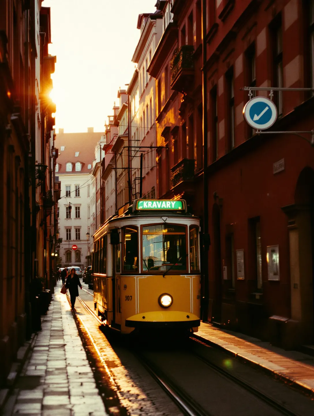 Tramwaj na wąskiej ulicy o zachodzie po presecie Miasto noc