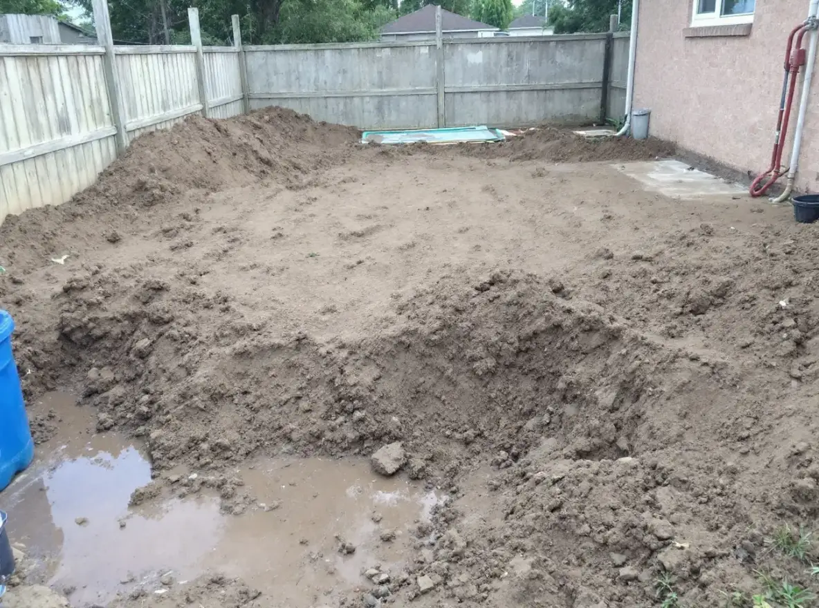 Ogród za domem przed pracami: hałdy gliny i gruz